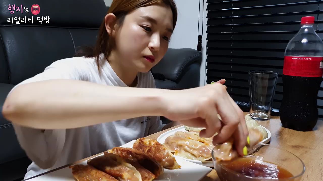【Hamzy】韩国小姐姐真实吃播: ) 韩国饺子吃播!!这次好好的煮一次把饺子!!